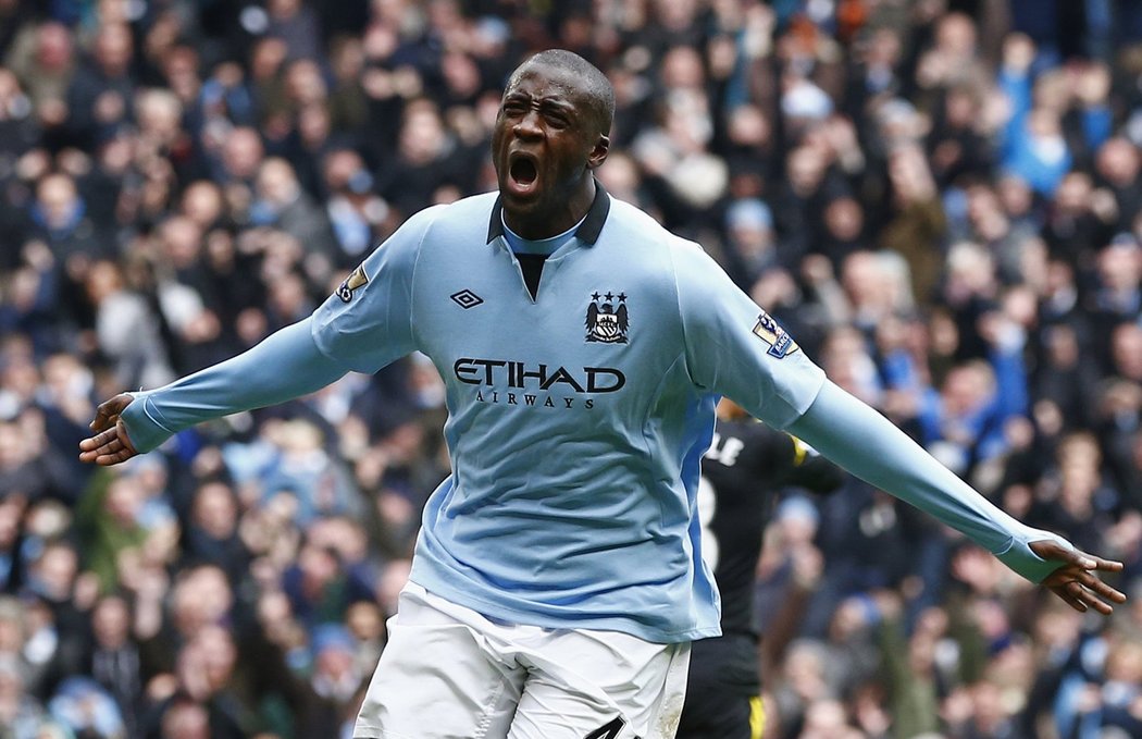 Manchester City slaví. Yaya Touré právě vstřelil gól do sítě Petra Čecha. Manchester City vyhrál v Premier League nad Chelsea 2:0