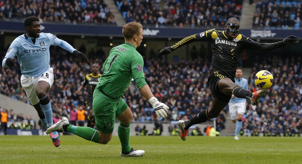 Útočník Demba Ba z Chelsea padá po souboji s brankářem Hartem z Manchesteru City. Chelsea za stavu 0:0 kopala penaltu, ale Lampard jí nedal. Pak Manchester City zápas rozhodl dvěma góly