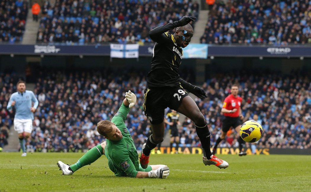 Útočník Demba Ba z Chelsea padá po souboji s brankářem Hartem z Manchesteru City. Chelsea za stavu 0:0 kopala penaltu, ale Lampard jí nedal. Pak Manchester City zápas rozhodl dvěma góly