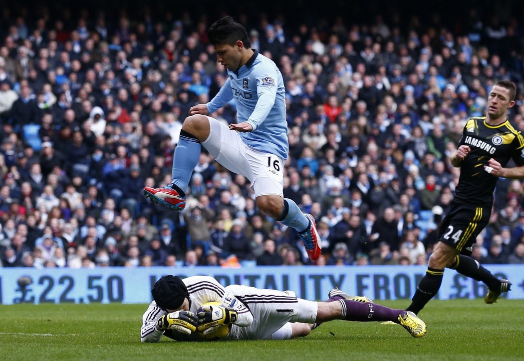 Gólman Chelsea Petr Čech byl nejlepším hráčem svého týmu. Ani on ale nezabránil prohře 0:2 s Macnhesterem City