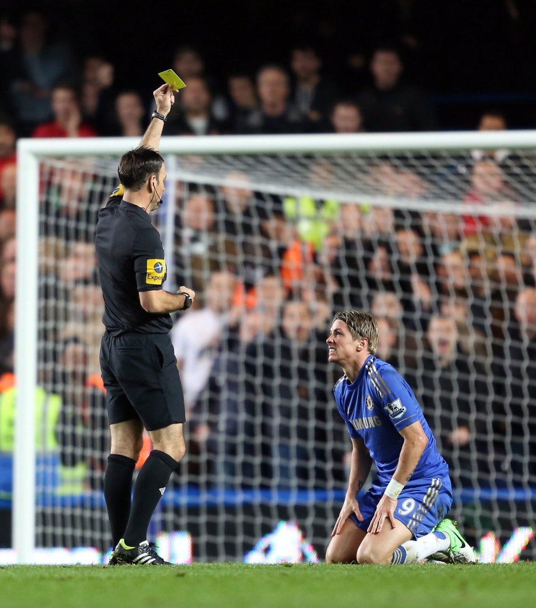 Sudí Mark Clattenburg ukazuje Torresovi žlutou kartu, útočník Chelsea nakonec zápas nedohrál, byl vyloučen.