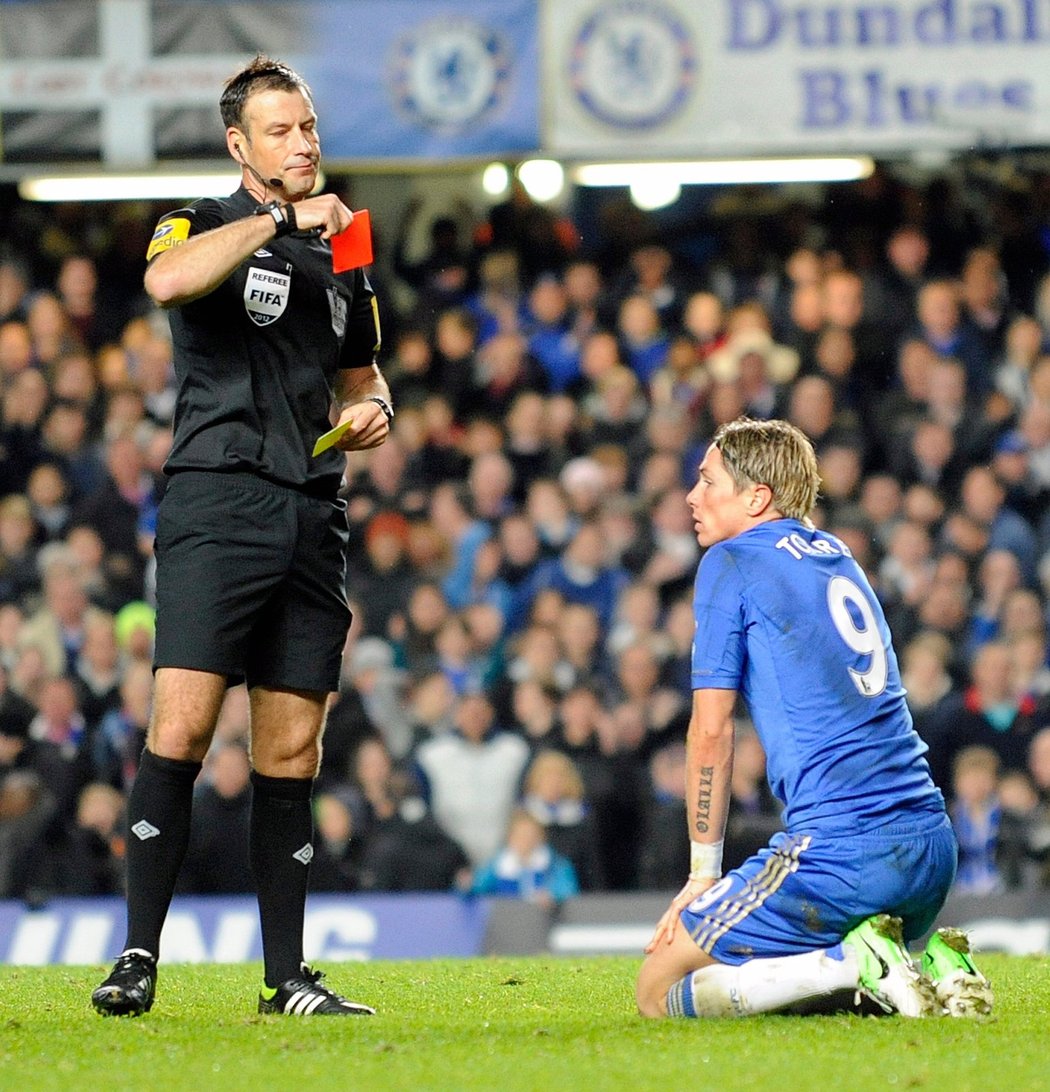 Sudí Mark Clattenburg tasí nemilosrdně červenou kartu, útočník Chelsea Torres je vyloučen