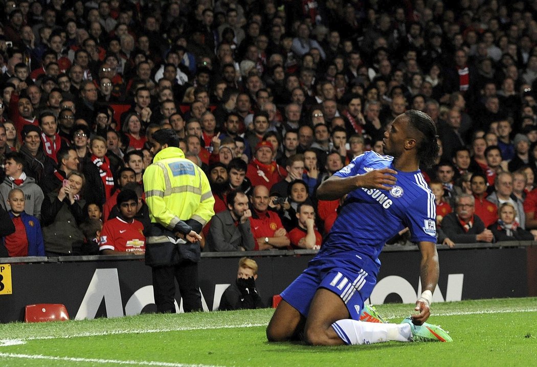 Didier Drogba se raduje ze své trefy ve šlágru Premier League na půdě Manchesteru United
