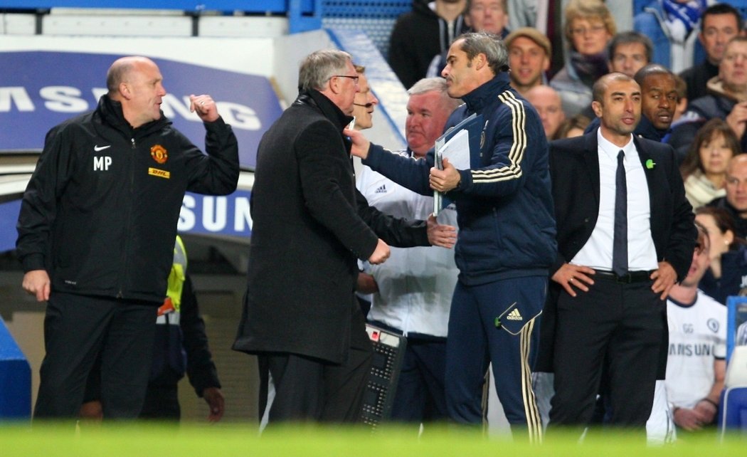 Sir Alex Ferguson , manažer Manchesteru United, zápas na půdě Chelsea pořádně prožíval. Některé věci si už během utkání vysvětoval s manažerem Chelsea Di Mateem.