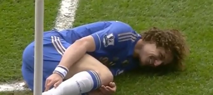 David Luiz na zemi - místo bolestivé grimasy se ovšem směje na celé kolo. Rozhodčí mezitím právě vylučuje Rafaela