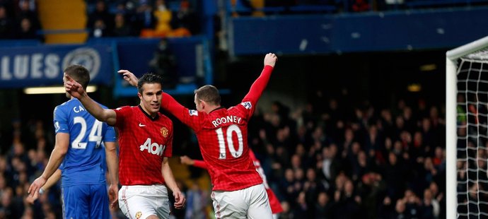 Nizozemský snajpr Robin van Persie měl podíl na všech třech trefách Manchesteru United v zápase Premier League na půdě Chelsea. "Rudí ďáblové" vyhráli 3:2