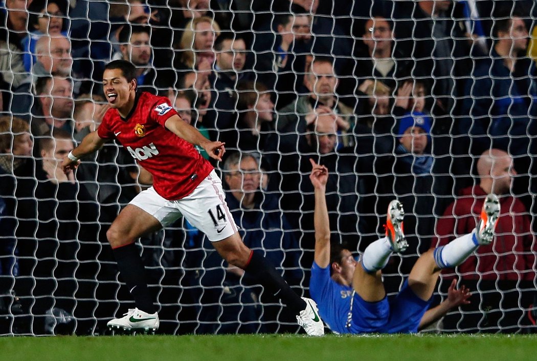 Útočník Manchesteru United Chicharito právě rozhodl duel na půdě Chelsea. Jeho gól platil, obránce Chelsea se na zemi dožaduje marně odpískání ofsajdu