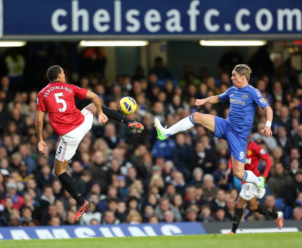 Obránce Manchesteru United Rio Ferdinand v ostrém souboji s útočníkem Chelsea Fernandem Torresem.