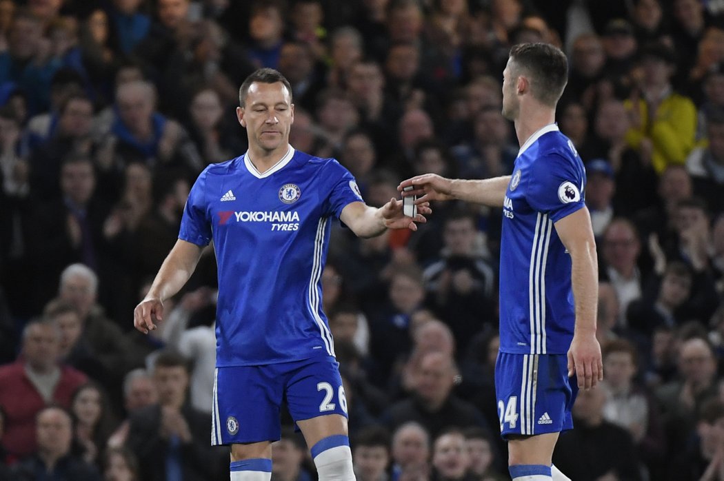 Gary Cahill předává kapitánskou pásku střídající legendě Chelsea Johnu Terrymu