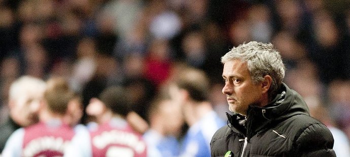 Trenér Mourinho musel během utkání na půdě Aston Villy pryč z lavičky Chelsea. Sudí jej vykázal, Mourinho ale neví proč.