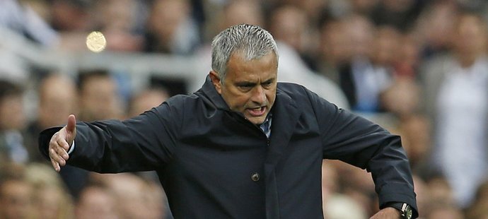 José Mourinho se zlobí. Jeho Chelsea jen remizovala na hřišti Newcastlu 2:2 a výkon "blues" měl k ideálu daleko.