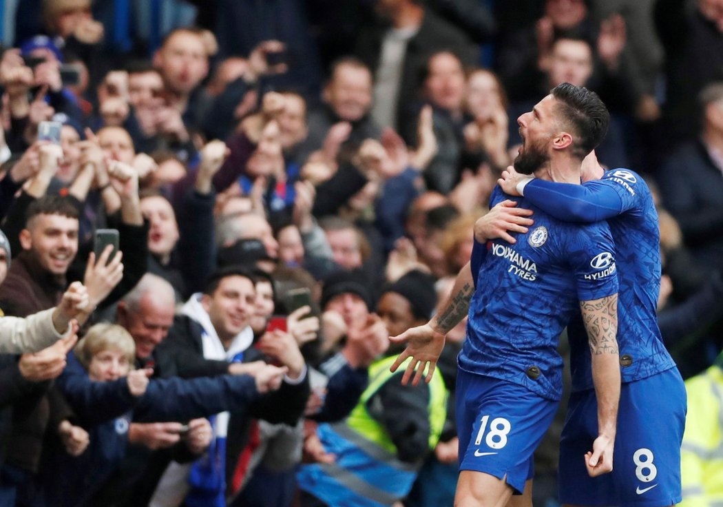 Francouzský útočník Chelsea Olivier Giroud slaví svou trefu do sítě Evertonu na závěrečných 4:0