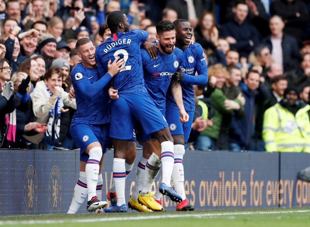 Fotbalisté Chelsea se radují z trefy Oliviera Girouda na závěrečných 4:0 v duelu Evertonem