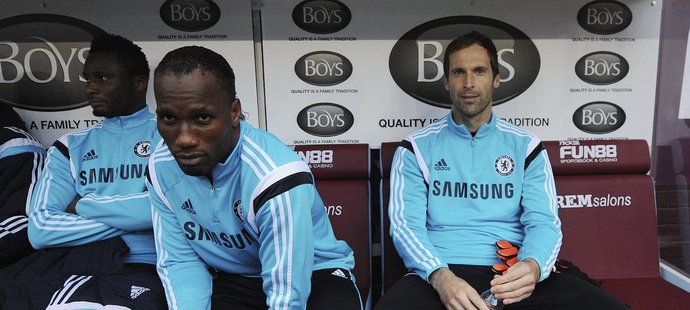 Petr Čech (vpravo) na lavičce Chelsea spolu s Didierem Drogbou.