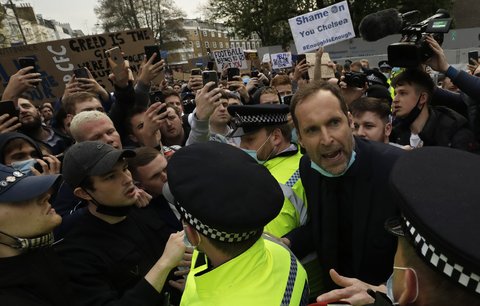 Petr Čech před stadionem Chelsea klidnil vášně protestujících fanoušků