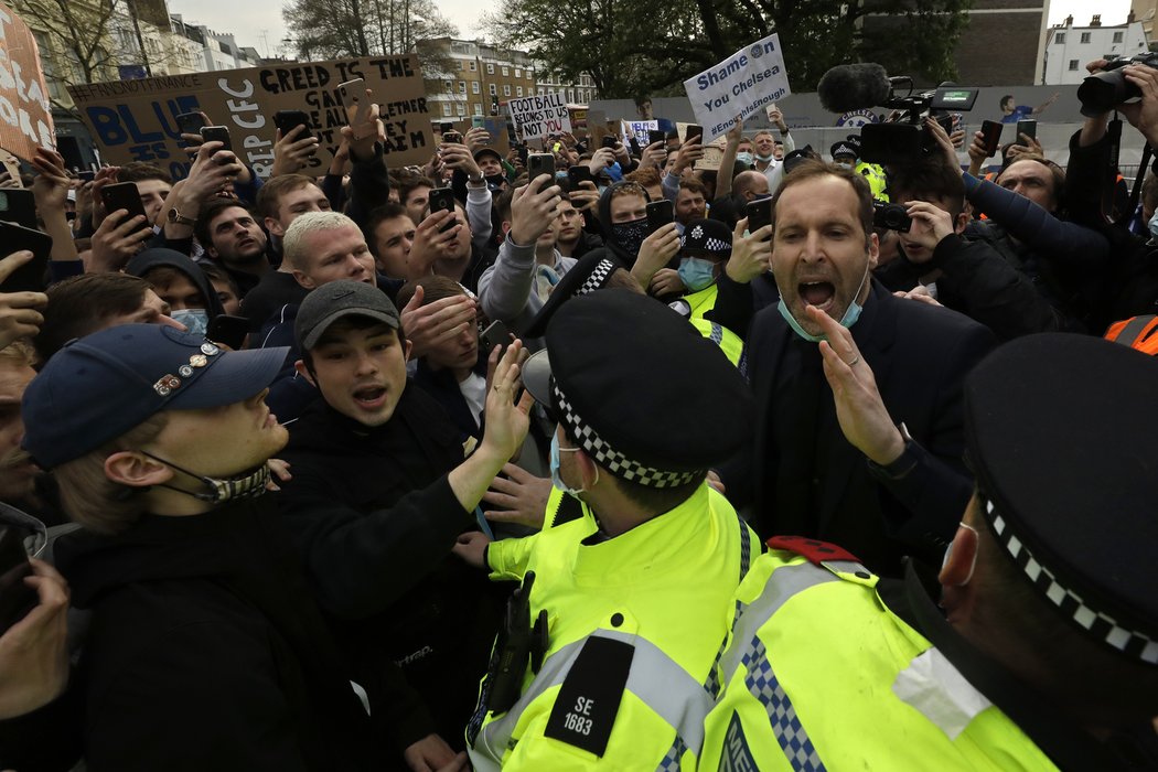 Petr Čech před stadionem Chelsea klidnil vášně protestujících fanoušků