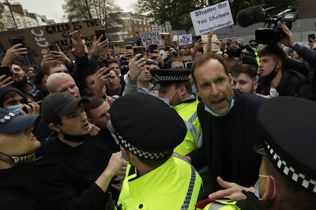 Petr Čech před stadionem Chelsea klidnil vášně protestujících fanoušků