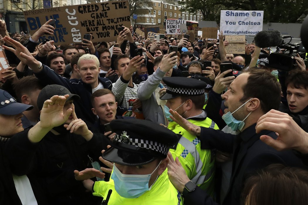 Petr Čech před stadionem Chelsea klidnil vášně protestujících fanoušků