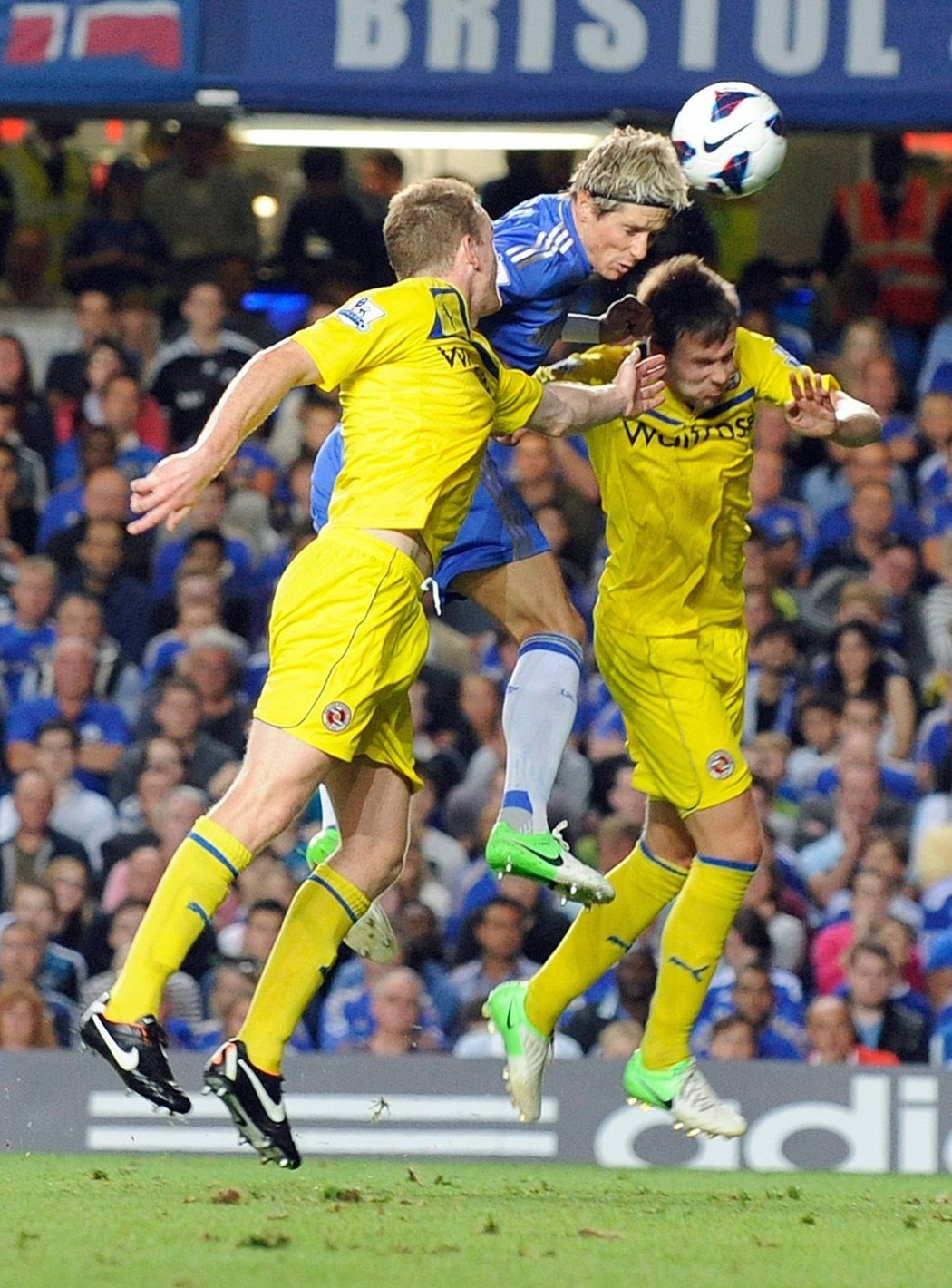 Alex Pearce (vlevo) a Chris Gunter z Readingu se snaží zabránit v hlavičce Fernandu Torresovi z Chelsea