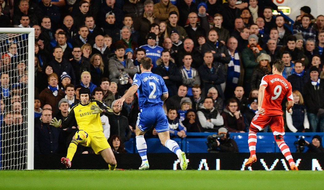 Jay Rodriguez překonává Petra Čecha už ve 13. vteřině zápasu Chelsea se Southamptonem