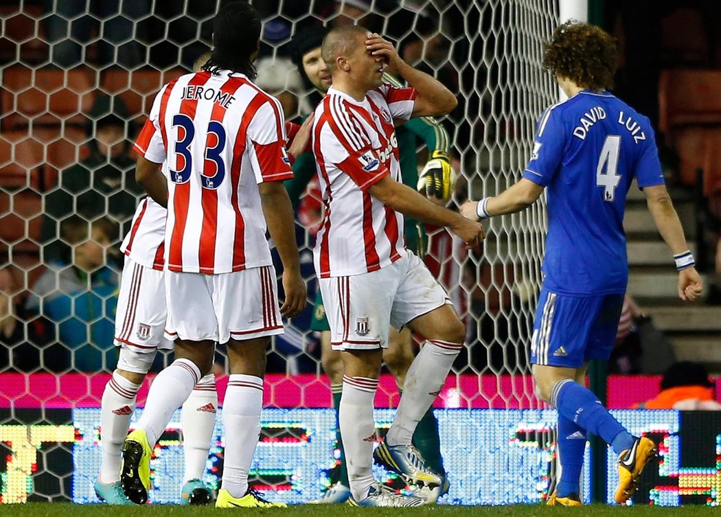 Jonathan Walters (uprostřed) se drží za hlavu po neproměněné penaltě proti Chelsea. Ve stejném zápase si dal ještě dva vlastňáky