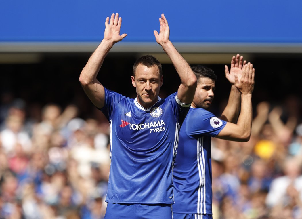 Dojatý John Terry mává fanouškům při střídání v zápase Chelsea se Sunderlandem