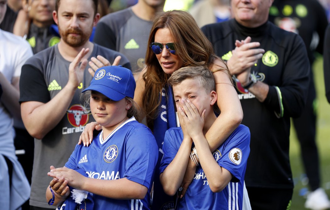 Dojaté děti Johna Terryho s jeho manželkou Toni po posledním zápase v dresu Chelsea