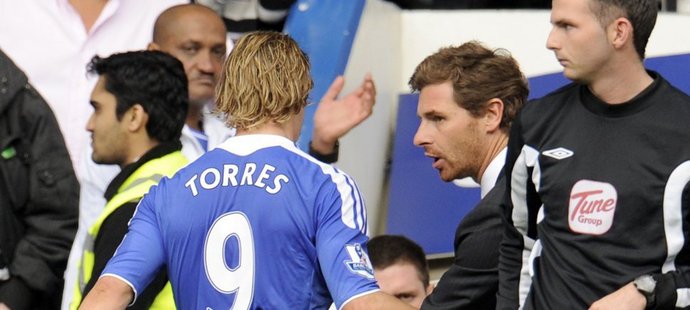 Kouč Chelsea Andre Villas-Boas uklidňuje vyloučeného Fernanda Torrese, který opouští hřiště v duelu se Swansea