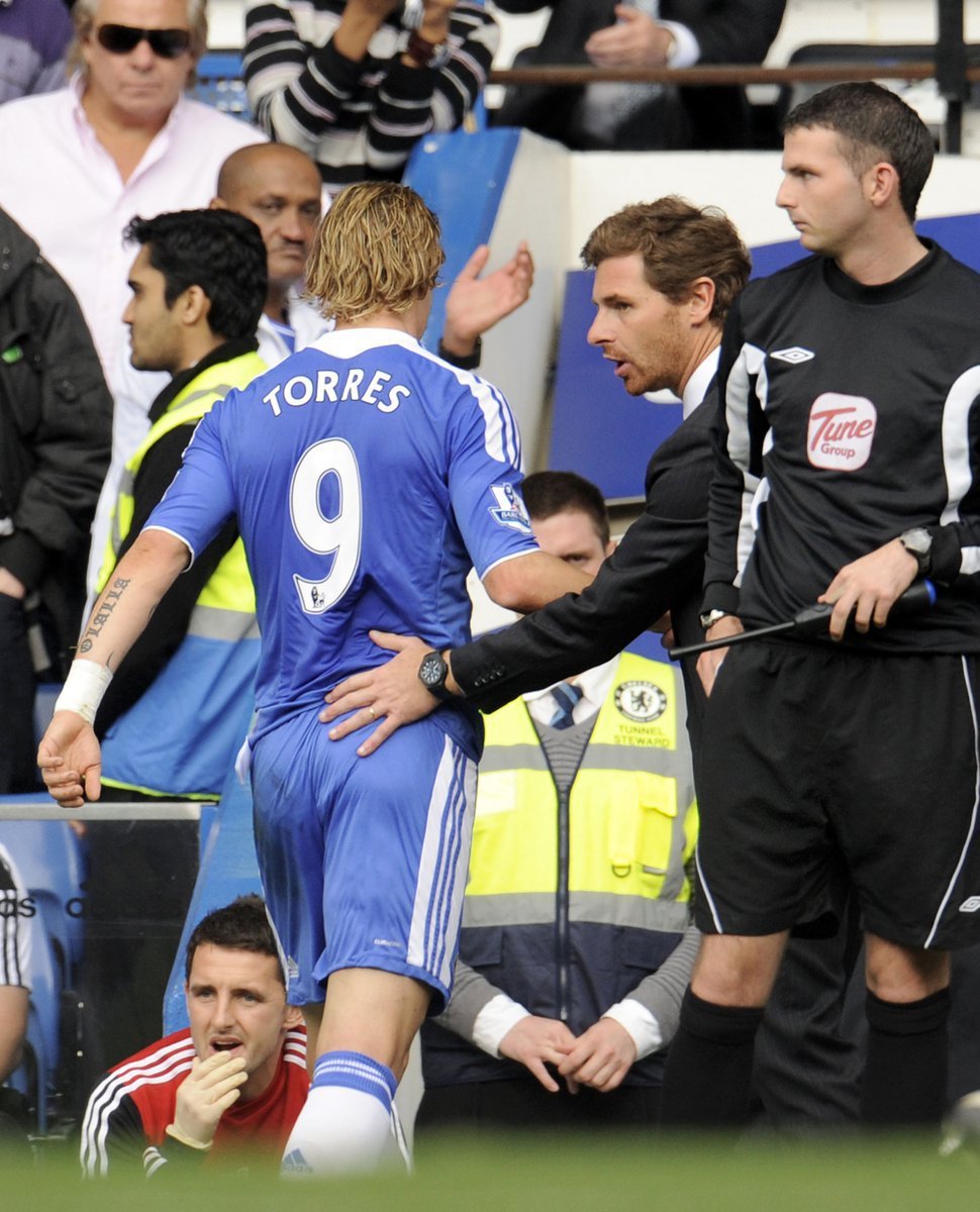 Kouč Chelsea Andre Villas-Boas uklidňuje vyloučeného Fernanda Torrese, který opouští hřiště v duelu se Swansea