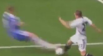 VIDEO: Gól a za 10 minut červená. Torres to zase nezvládl...