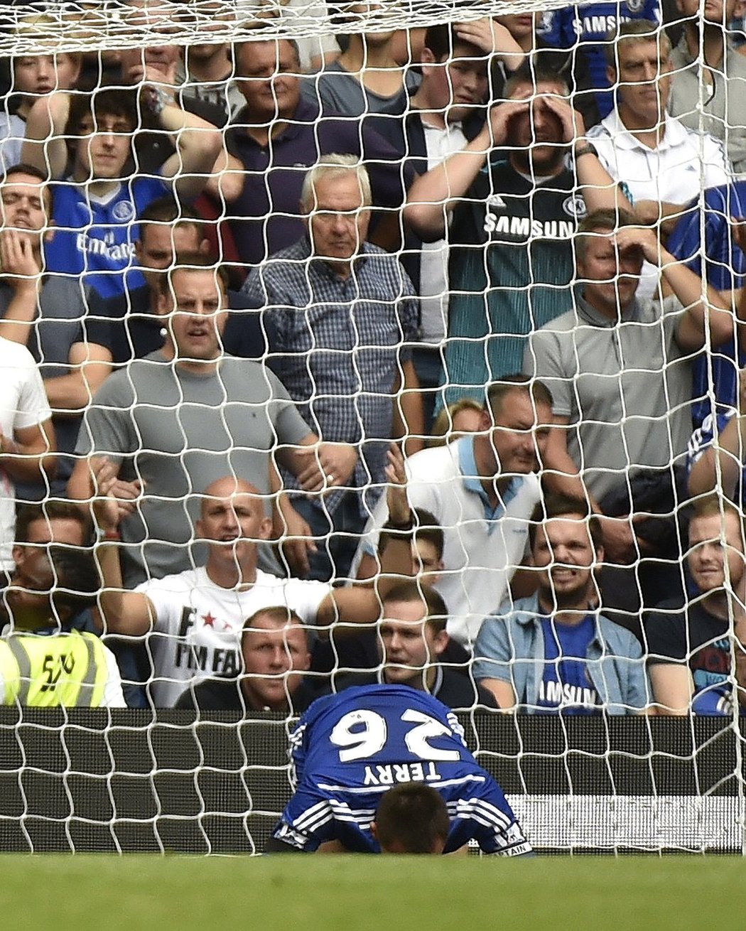 Stoper Chelsea John Terry zpytuje svědomí, právě si dal v duelu se Swansea vlastní gól