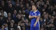 Stoper Chelsea John Terry převzal po vystřídání do zápasu s Middlesbrough kapitánskou pásku