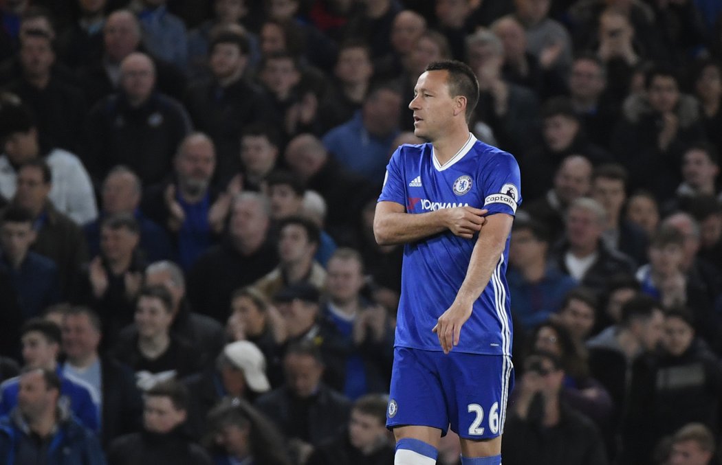 Stoper Chelsea John Terry převzal po vystřídání do zápasu s Middlesbrough kapitánskou pásku