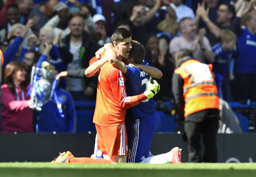 Brankář Chelsea Thibaut Courtois slaví po výhře s Crystal Palace zisk anglického titulu