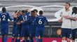 Fotbalisté Chelsea se radují ze vstřelené branky proti Tottenhamu