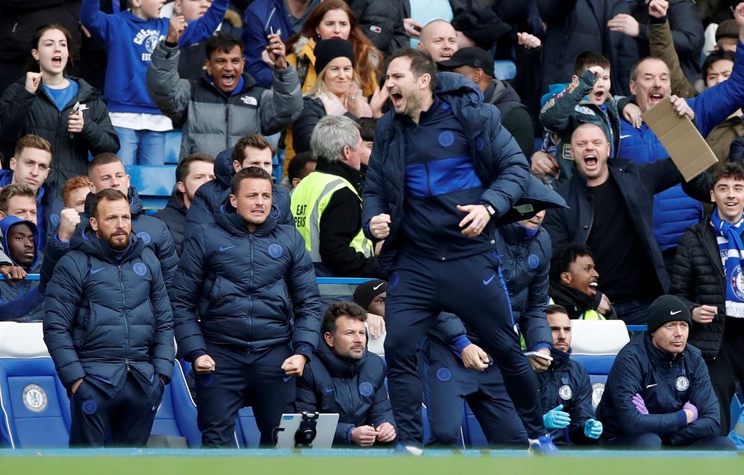 Frank Lampard slaví v zápase Chelsea proti Tottenhamu