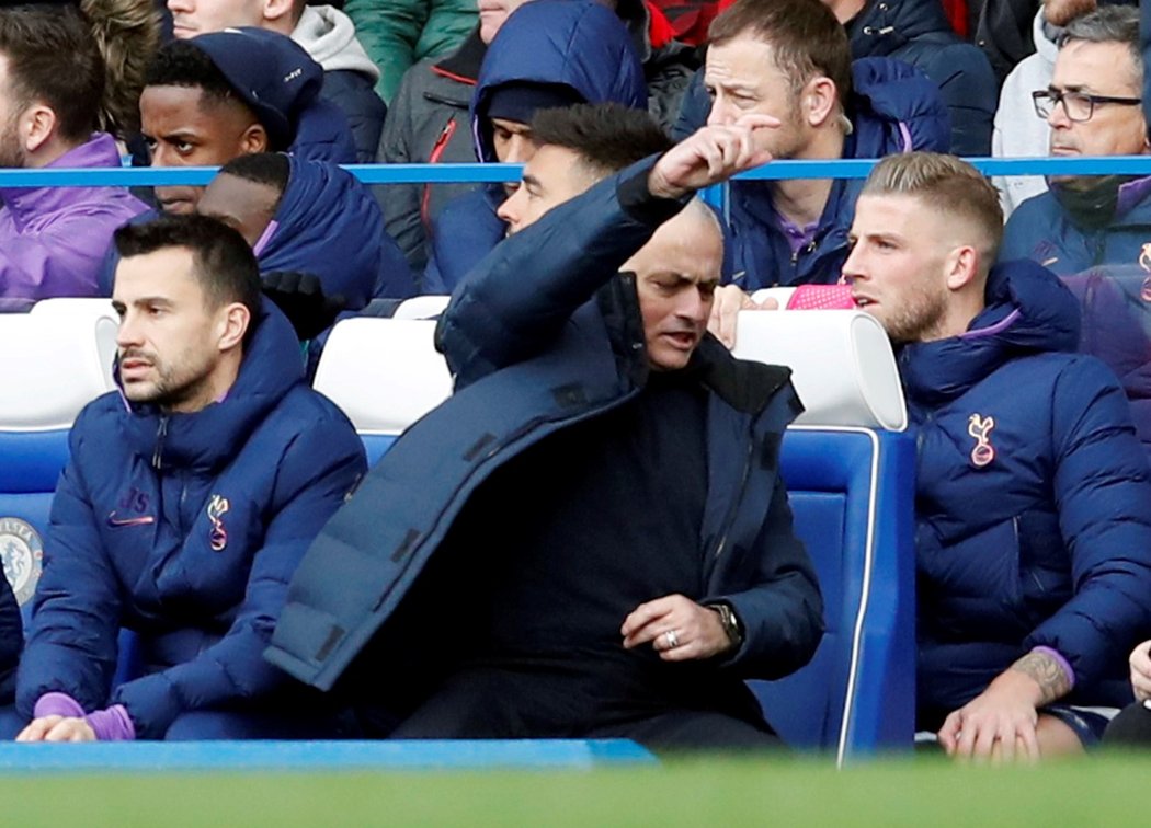 Naštvaný José Mourinho při zápase s Chelsea