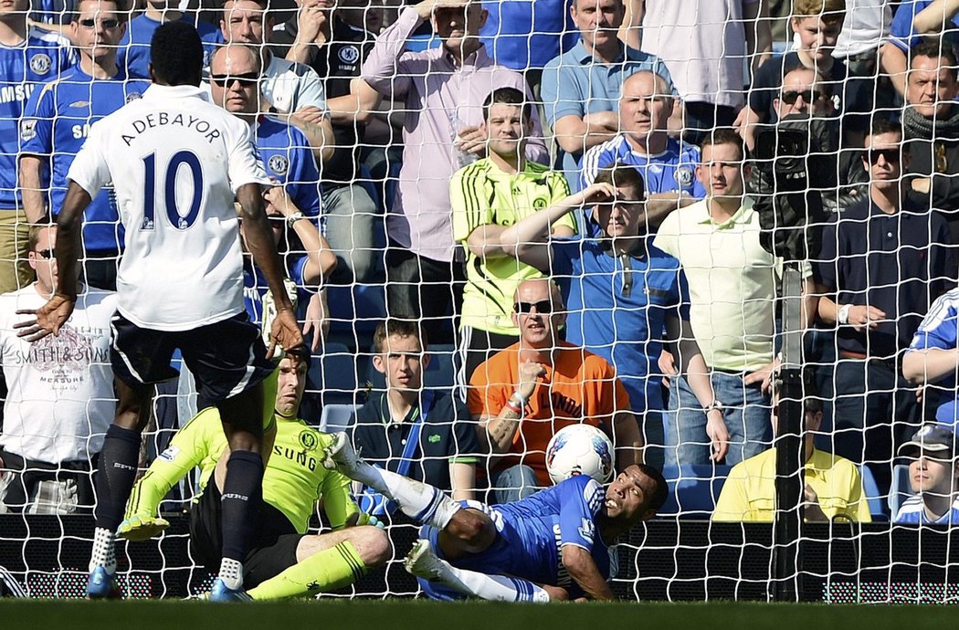 Ashley Cole a Petr Čech likvidují na brankové čáře šanci tottenhamského Van der Vaarta