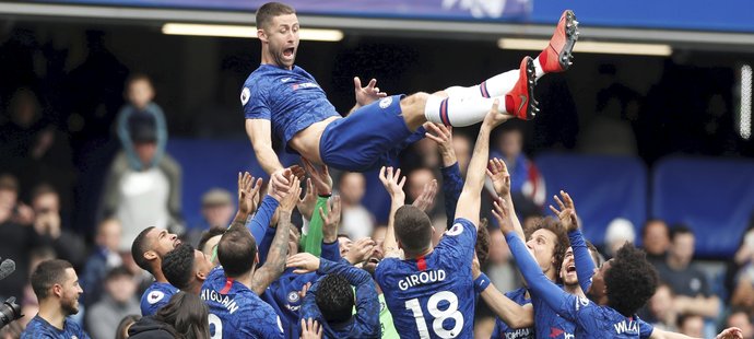 Spoluhráči z Chelsea vyhazují po zápase s Watfordem do vzduchu Garyho Cahilla