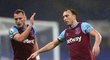 Vladimír Coufal a Mark Noble v zápase s Chelsea