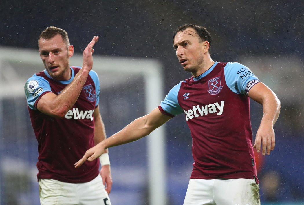 Vladimír Coufal a Mark Noble v zápase s Chelsea