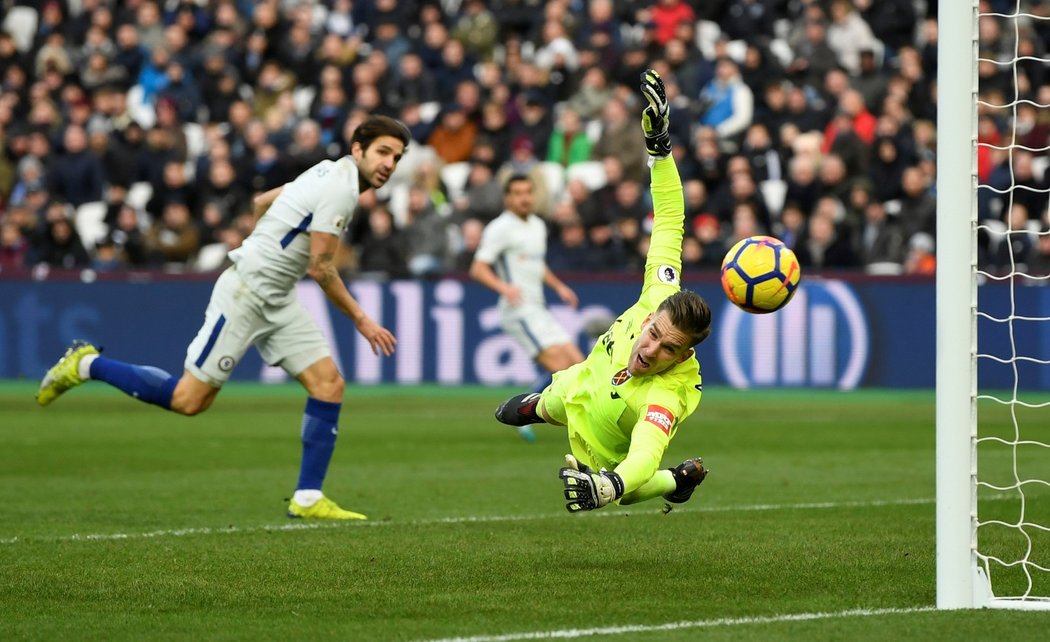 Cesc Fabregas svou šanci nevyužil a Chelsea v derby padla