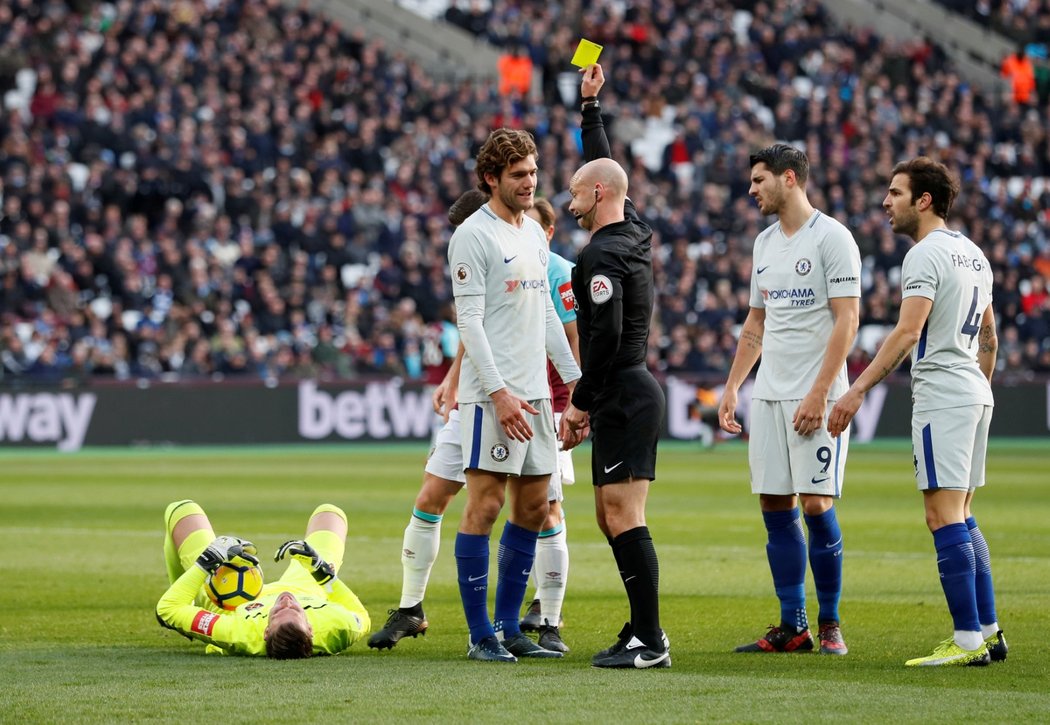 Marcos Alonso to s důrazem před brankou přehnal a dostal žlutou kartu