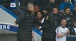 Manažer Arsenalu Arséne Wenger při derby s Chelsea diskutoval se čtvrtým rozhodčím.