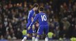 Eden Hazard utěšuje spoluhráče z Chelsea Oscara poté, co zahodil penaltu v duelu s Watfordem. Zápas Premier League skončil nerozhodně 2:2.