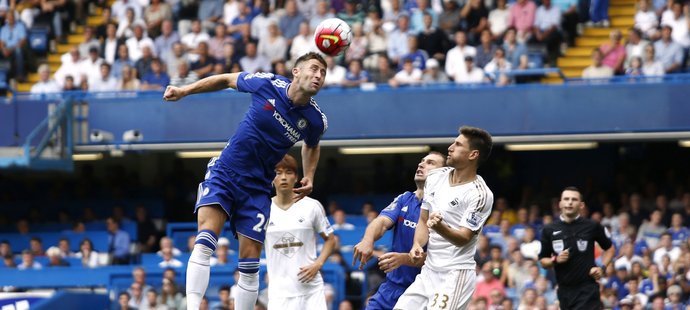 Obránce Chelsea Gary Cahill hlavičkuje na branku Swansea v utkání 1. kola Premier League.