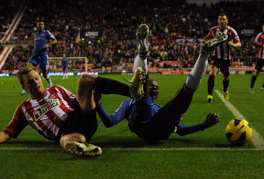 Faul, penalta! Larsson ze Sunderlandu fauloval Ramirese a z následného pokutového kopu se Fernando Torres nemýlil