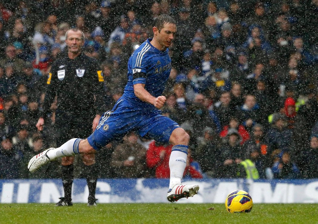 Fotbalisté Chelsea vyhráli v nedělním zápase Premier League nad Arsenalem. V prestižním derby zvítězili 2:1. Vítězný gól vstřelil záložník Lampard z penalty.