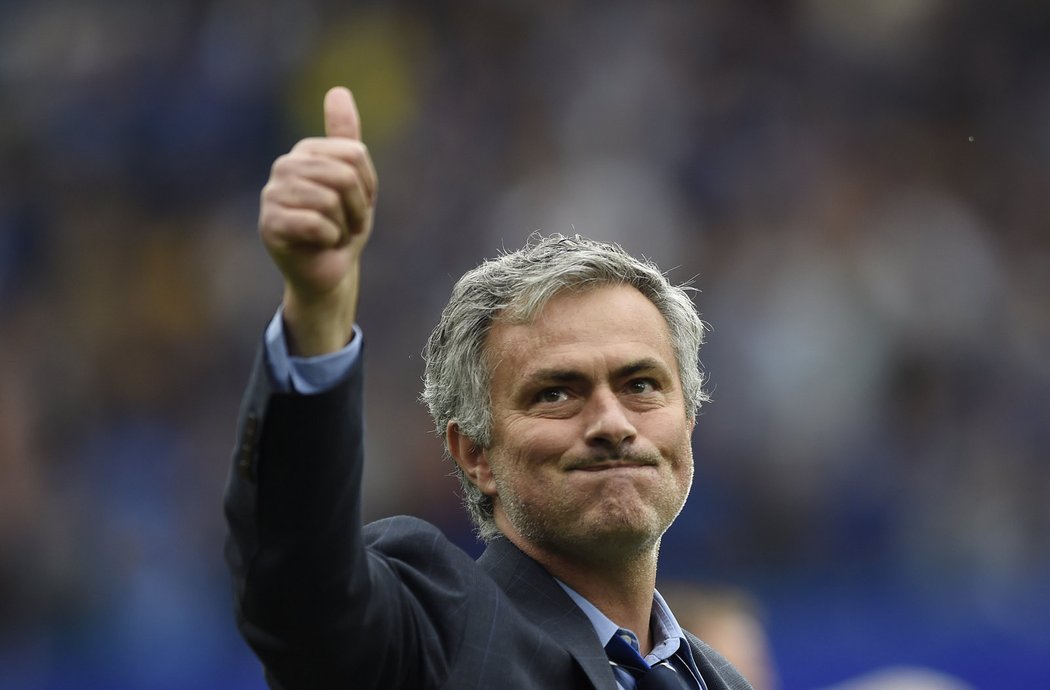 Manažer Chelsea Mourinho a jeho výtrysk emocí při přebírání titulu za triumf v Premier League.