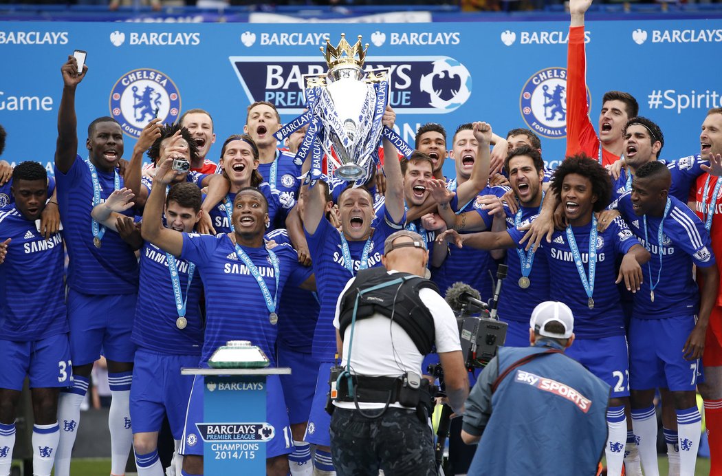 Fotbalisté Chelsea po utkání se Sunderlandem převzali pohár pro vítěze Premier League.